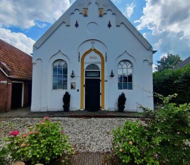 Zeerijp House | Unforgettable Stay at Kerkje De Kleine Antonius - 10/10 Rated