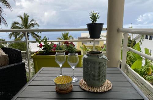 La Montagne Apartment | Stunning Kerlérun T2 with Ocean View in Saint-Denis