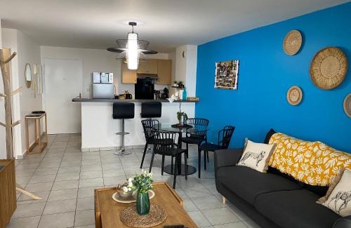 La Montagne Apartment | Stunning Kerlérun T2 with Ocean View in Saint-Denis