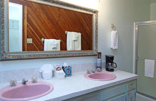 Kernville Cabin | Pet-Friendly Kern Riverview Inn with Great Guest Ratings
