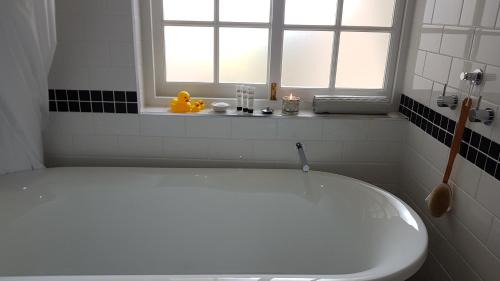 Queenton Apartment | Tranquil Kernow: 4-Star Stay with Pool & Breakfast