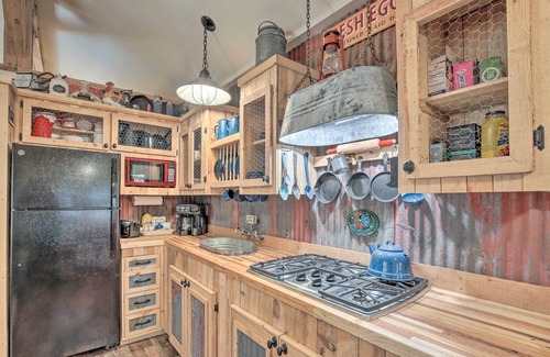 Kerrville House | Pet-Friendly Kerrville Barn Tiny Home with Kayaks & Spa