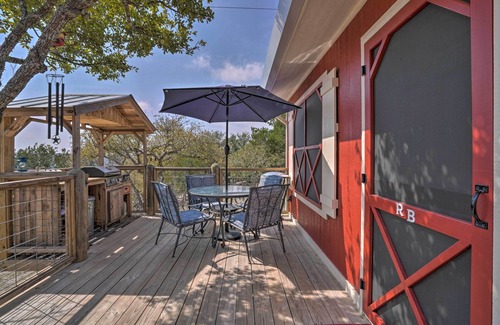 Kerrville House | Pet-Friendly Kerrville Barn Tiny Home with Kayaks & Spa