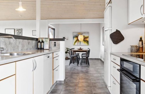 Ronde House | Oceanfront Escape at "Kerstin" - Steps from the Beach