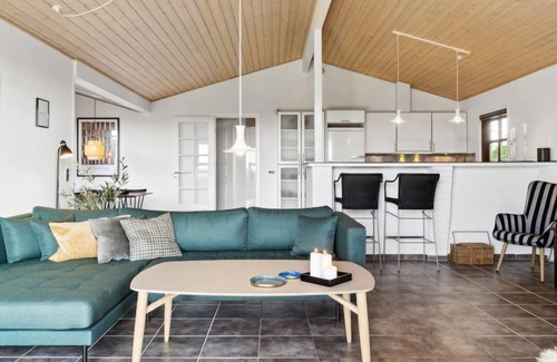 Ronde House | Oceanfront Escape at "Kerstin" - Steps from the Beach