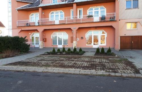 Tiszaujvaros Apartment | Top-Rated Kertvárosi Apartman II with Family-Friendly Amenities