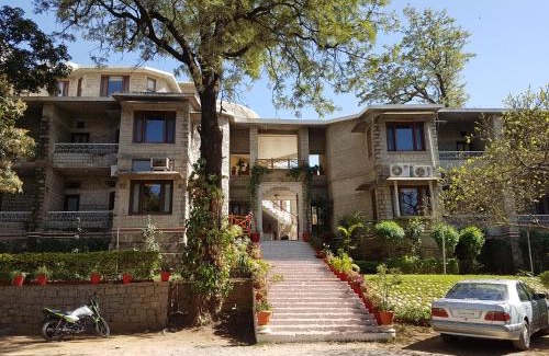 Mount Abu Hotel | Discover Kesar Bhawan Palace: Family-Friendly & Breakfast Included