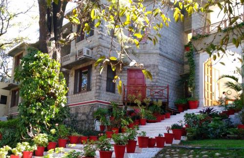 Mount Abu Hotel | Discover Kesar Bhawan Palace: Family-Friendly & Breakfast Included