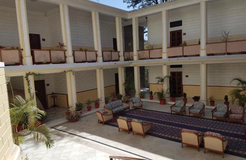 Mount Abu Hotel | Discover Kesar Bhawan Palace: Family-Friendly & Breakfast Included