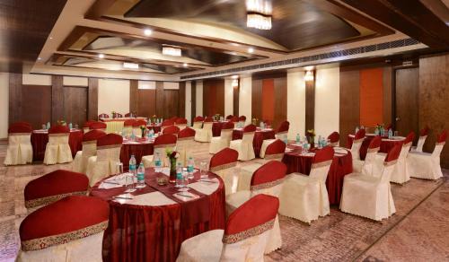 Gadag-Betageri Hotel | Discover Keshav Clarks Inn Gadag: Family-Friendly Comfort