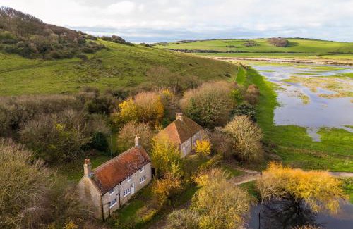 Seaford House | Pet Friendly Kestrel Cottage with Oceanfront Hot Tub