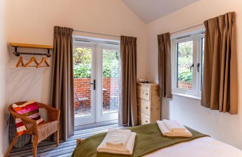 Seaford House | Pet Friendly Kestrel Cottage with Oceanfront Hot Tub
