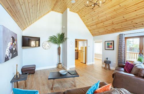 Newton Stewart House | Pet-Friendly Kestrel Lodge 7 with Inviting Hot Tub