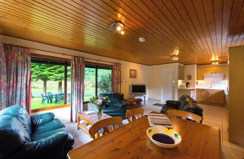 Crianlarich Ski Chalet | Inviting Kestrel Chalet: Family-Friendly with Kitchen & Breakfast