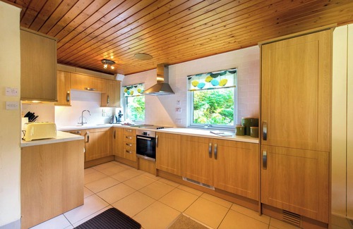 Crianlarich Ski Chalet | Inviting Kestrel Chalet: Family-Friendly with Kitchen & Breakfast