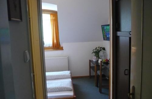 Budakeszi House | Keszi Panzió: Guest Rated 9/10 with Hot Tub & Breakfast