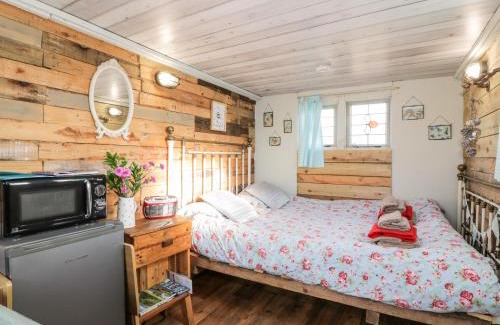 Newton Stewart House | Cozy Ketburn Shepherds Hut at Balnab Farm - Pet Friendly Stay