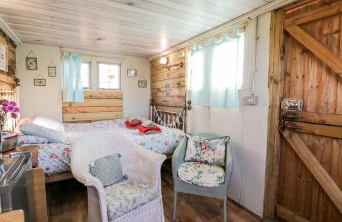 Newton Stewart House | Cozy Ketburn Shepherds Hut at Balnab Farm - Pet Friendly Stay