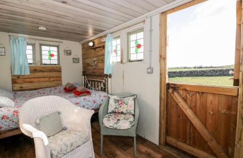 Newton Stewart House | Cozy Ketburn Shepherds Hut at Balnab Farm - Pet Friendly Stay