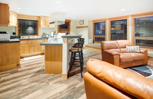 Ketchikan Apartment | Sea View Ketchikan Apt - Steps to Refuge Cove Beach!