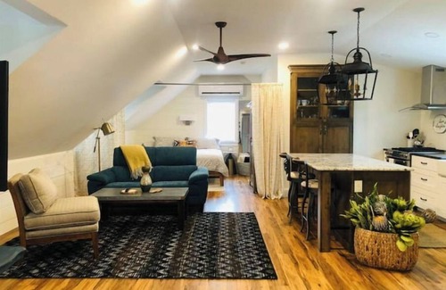 Penn Yan Apartment | Exquisite Keuka Lakeview Studio with Pool & Breakfast