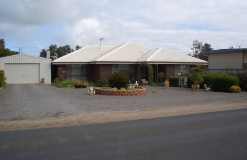 Melville House | Kev's Place: Pet-Friendly Retreat Steps from the Beach