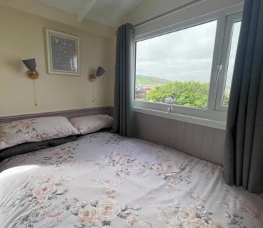 Finstown Apartment | Exceptional Kevara Shepherds Hut: Family-Friendly Retreat