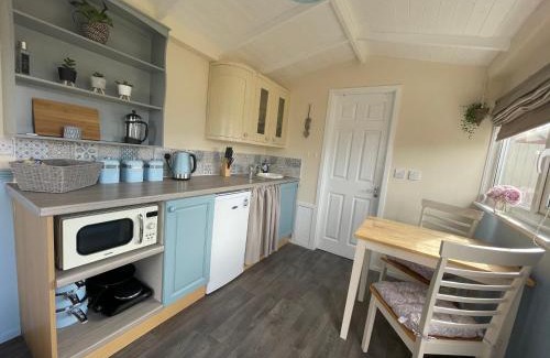 Finstown Apartment | Exceptional Kevara Shepherds Hut: Family-Friendly Retreat