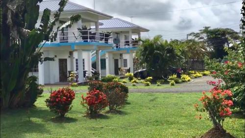 Lowlands Resort | Kevin's Court: Oceanfront Retreat with Pool & Family Amenities