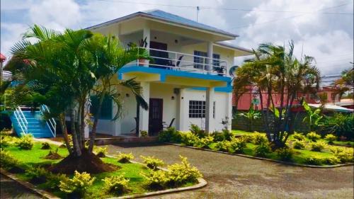 Lowlands Resort | Kevin's Court: Oceanfront Retreat with Pool & Family Amenities