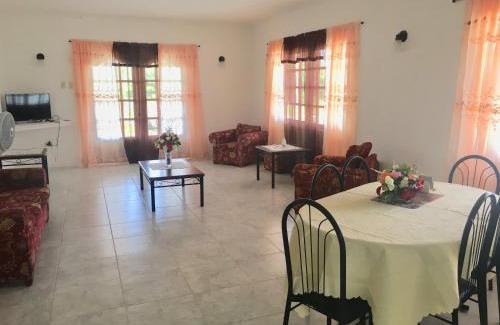 Lowlands Resort | Kevin's Court: Oceanfront Retreat with Pool & Family Amenities