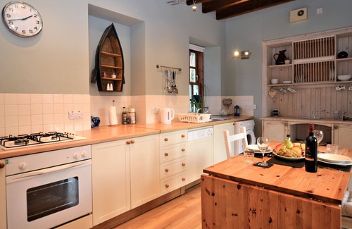 Kilmun Cottage | Kevington Cottage: Cozy 1-Bedroom Retreat with Decking