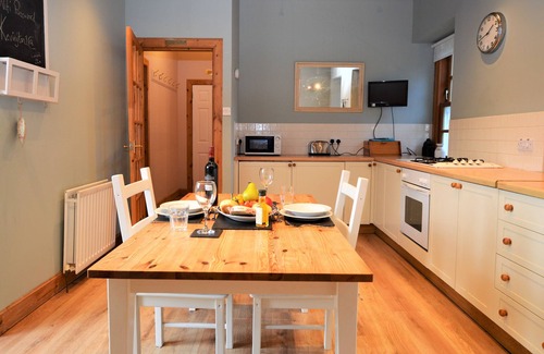 Kilmun Cottage | Kevington Cottage: Cozy 1-Bedroom Retreat with Decking
