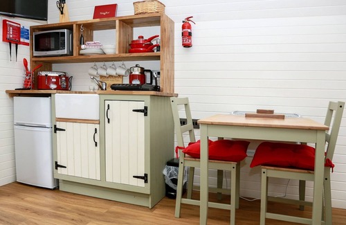 Lasswade Cabin | Explore Kevock Vale Park: Family-Friendly & Perfectly Rated