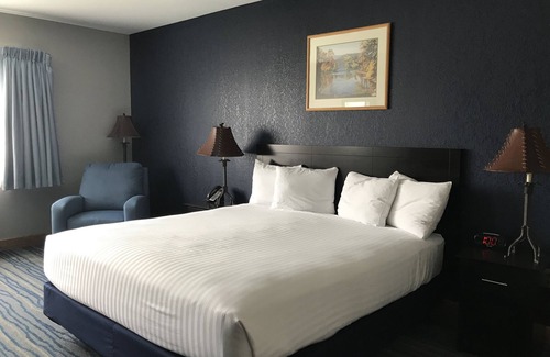 St Ignace Hotel | Discover Kewadin St. Ignace Hotel: Poolside Comfort Awaits