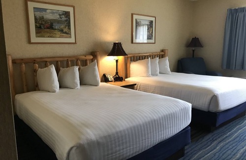 St Ignace Hotel | Discover Kewadin St. Ignace Hotel: Poolside Comfort Awaits