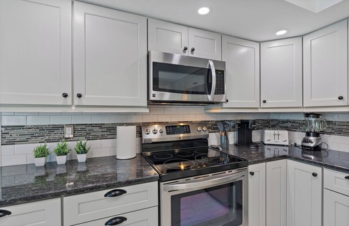 Gulf Gate Woods House | Dream Getaway: 3BR Oasis with Heated Pool near Siesta Key