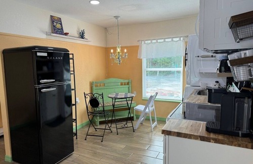 Crystal River House | Waterfront Key Lime Cottage: Kayaks, Fire Pit & More!