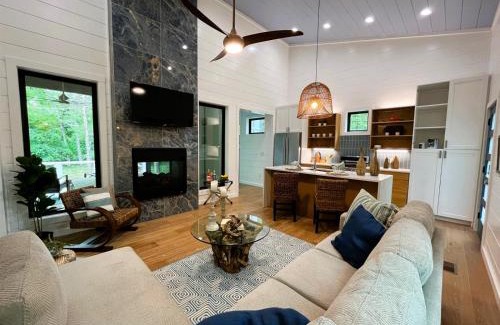 Pickens House | Relaxing Key West Cottage with Oceanfront Pool & Hot Tub