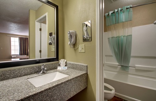 Wetumpka Hotel | Discover Key West Inn Wetumpka: Family-Friendly Stay