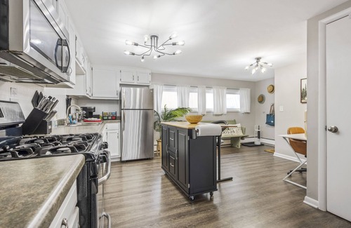 Geneva Apartment | Modern Comfort: Keyless KING Bed & Amenities Near Trails