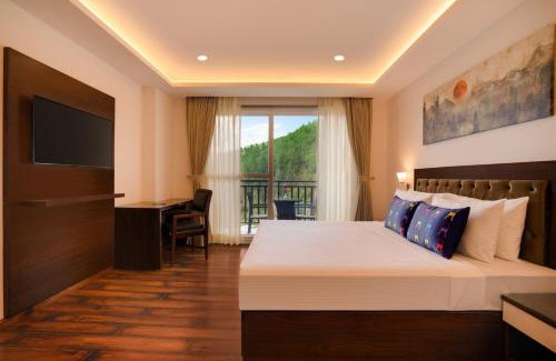 Shimla Hotel | Elegant Queen Himya Resort with Spa and Hot Tub Awaits
