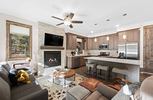 Lakeside Village Condo | Cozy Condo in Keystone with Hot Tub & Shuttle to Lifts