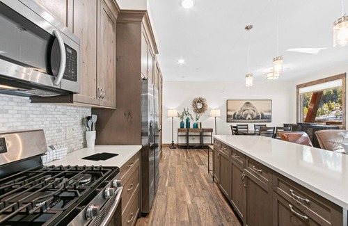 Lakeside Village Condo | Cozy Condo in Keystone with Hot Tub & Shuttle to Lifts