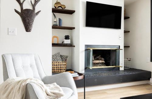 Lakeside Village House | Scenic Lakeside Condo with Pool, Hot Tub & 10/10 Rating