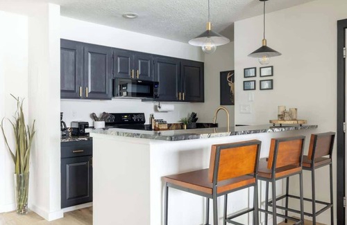 Lakeside Village Condo | Scenic Lakeside Condo with Pool, Hot Tub & Mountain Views