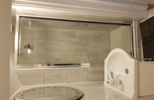 Broadstone Bed & Breakfast | Family-Friendly KGT House with Kitchen Amenities