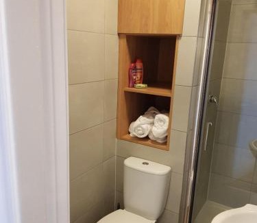 Broadstone Bed & Breakfast | Family-Friendly KGT House with Kitchen Amenities