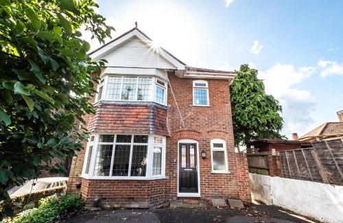 Moffat House | KGV Stays - Serenity House 3 bedroom near to the hospital with parking