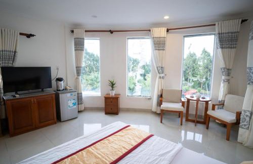 Vi Thanh Hotel | Discover Khách Sạn Bông Sen: Pet-Friendly with Pool Access